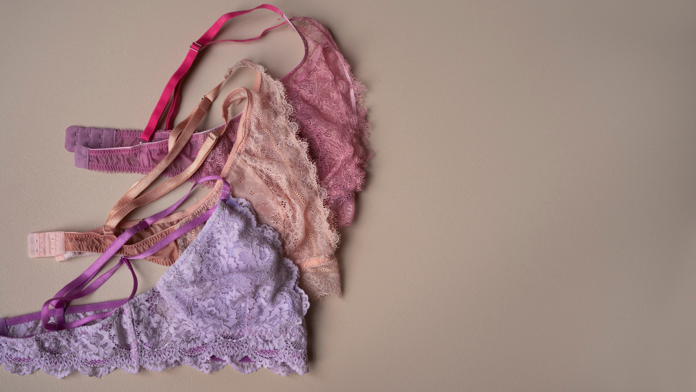 Varias prendas de ropa interior femenina