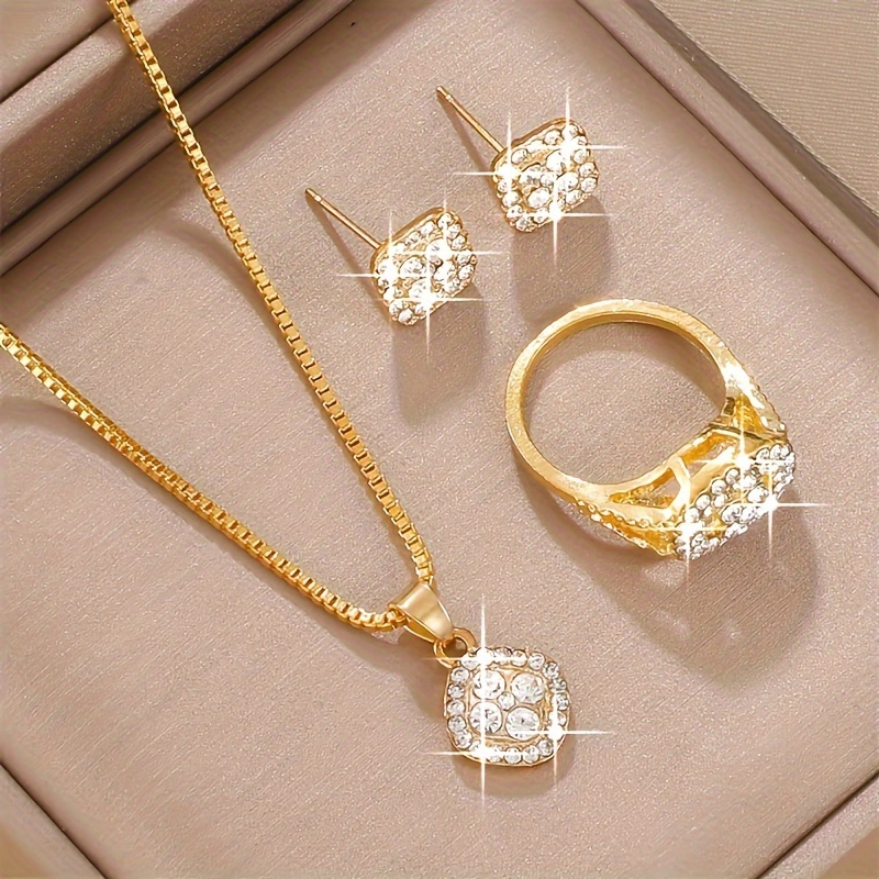 Set de 4 Piezas de Joyería: Collar, Pendientes y Anillo