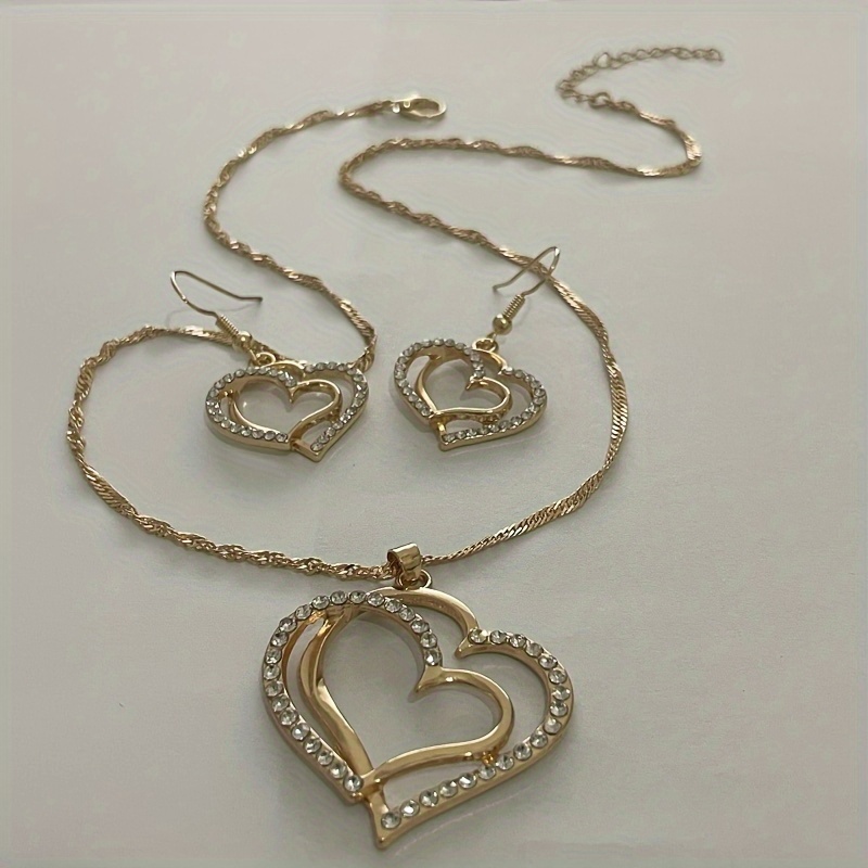 Conjunto de Joyería Estilo Coquette: Collar y Pendientes con Diseño de Corazón Brillante