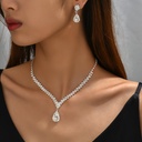 Conjunto Elegante de 1 Par de Pendientes + 1 Collar con Diamantes Brillantes