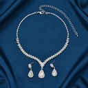 Conjunto Elegante de 1 Par de Pendientes + 1 Collar con Diamantes Brillantes