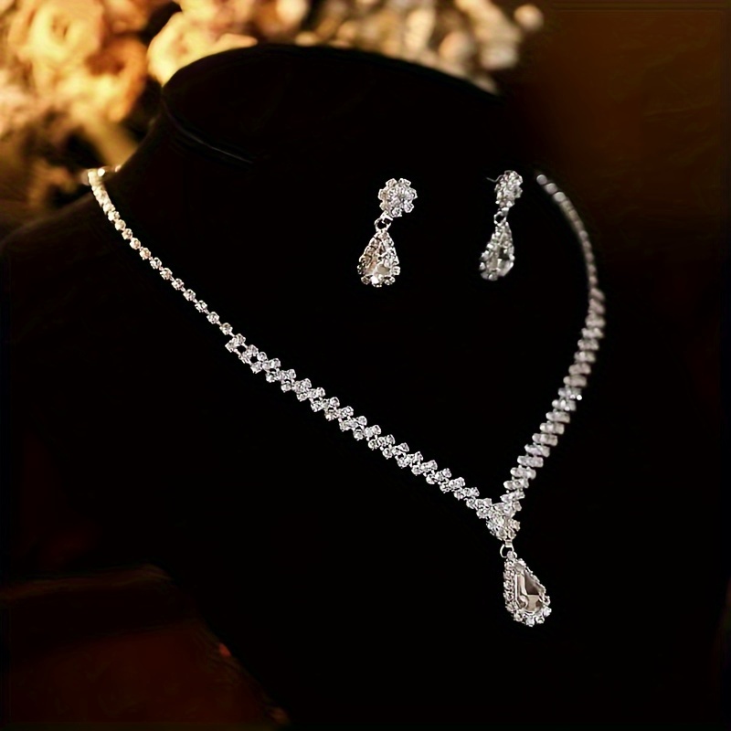 Conjunto Elegante de 1 Par de Pendientes + 1 Collar con Diamantes Brillantes