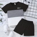 Conjunto de Camiseta y Short con Estampado de Letras y Bloques de Color Luxeira