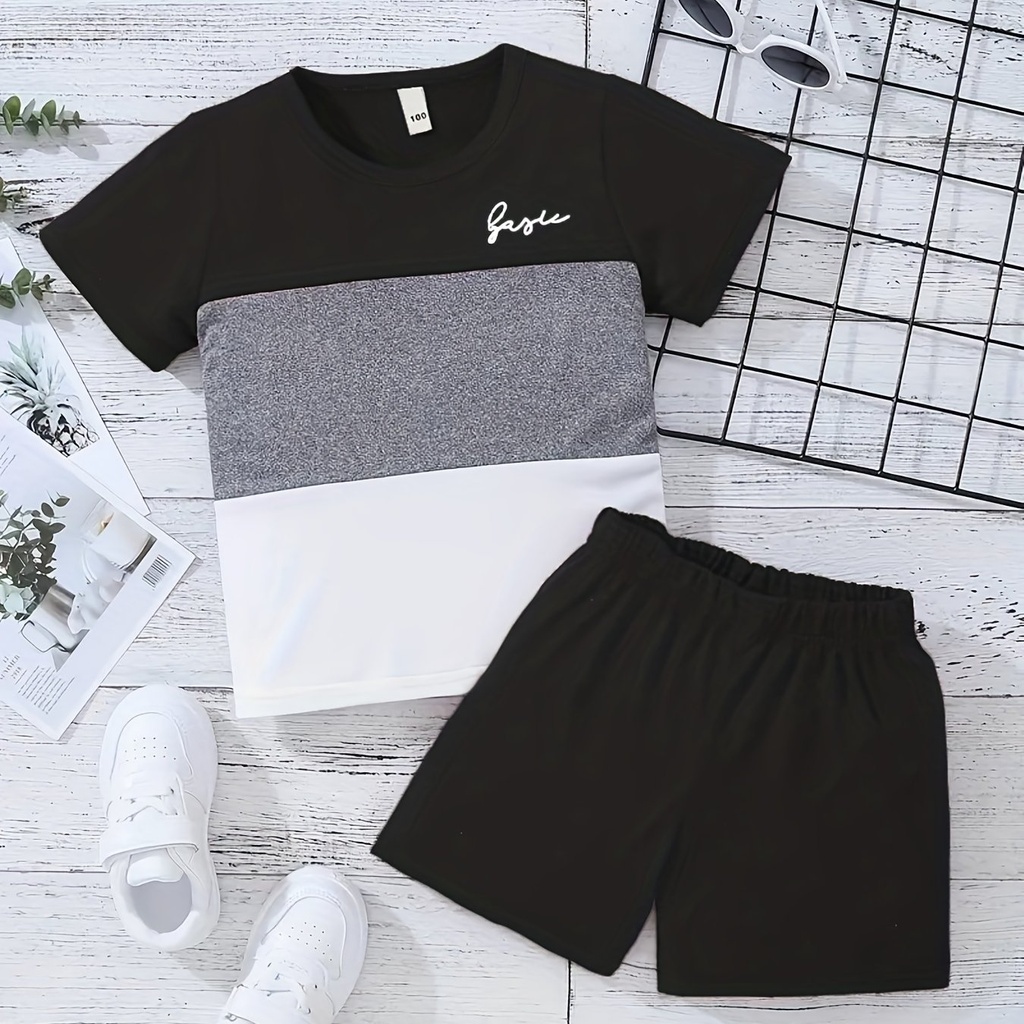Conjunto de Camiseta y Short con Estampado de Letras y Bloques de Color Luxeira