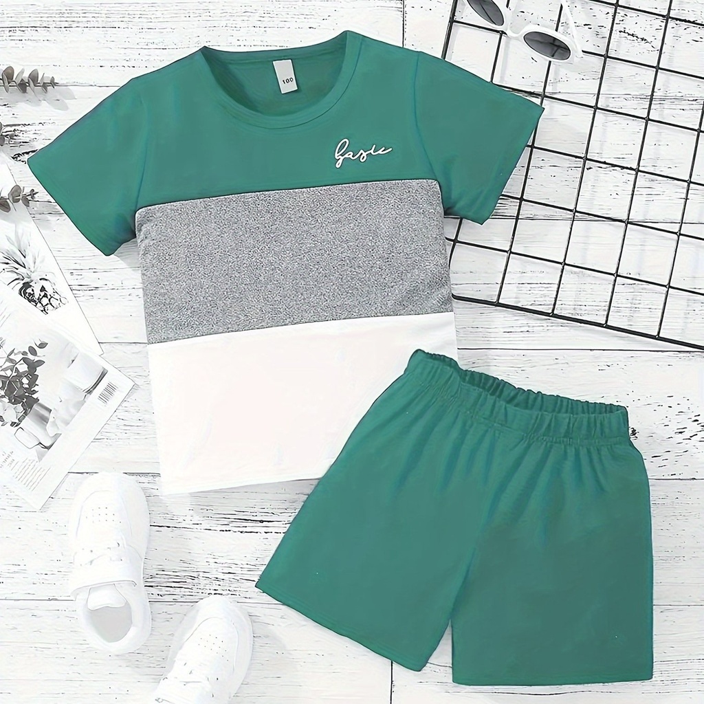 Conjunto de Camiseta y Short con Estampado de Letras y Bloques de Color Luxeira