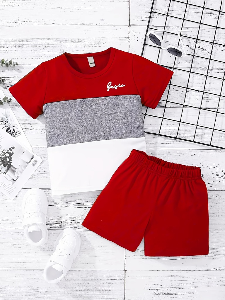 Conjunto de Camiseta y Short con Estampado de Letras y Bloques de Color Luxeira