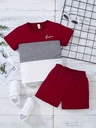 Conjunto de Camiseta y Short con Estampado de Letras y Bloques de Color Luxeira