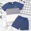 Conjunto de Camiseta y Short con Estampado de Letras y Bloques de Color Luxeira