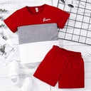 Conjunto de Camiseta y Short con Estampado de Letras y Bloques de Color Luxeira