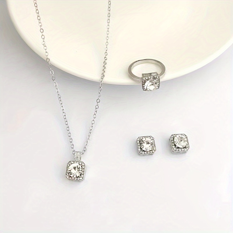 Set de 4 Piezas de Joyería: Collar, Anillo y Aretes Elegantes