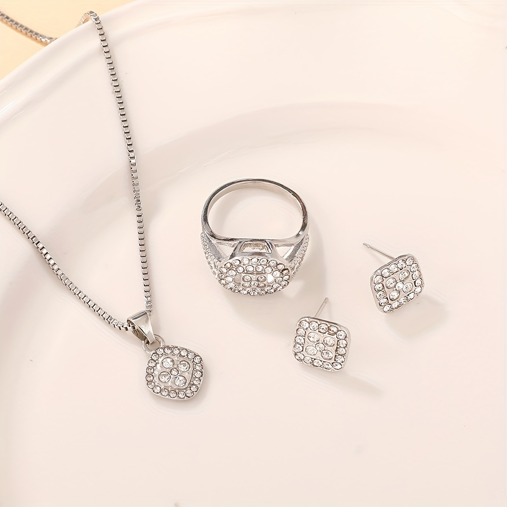 Set de 4 Piezas de Joyería: Collar, Pendientes y Anillo con Artesanía de Aleación