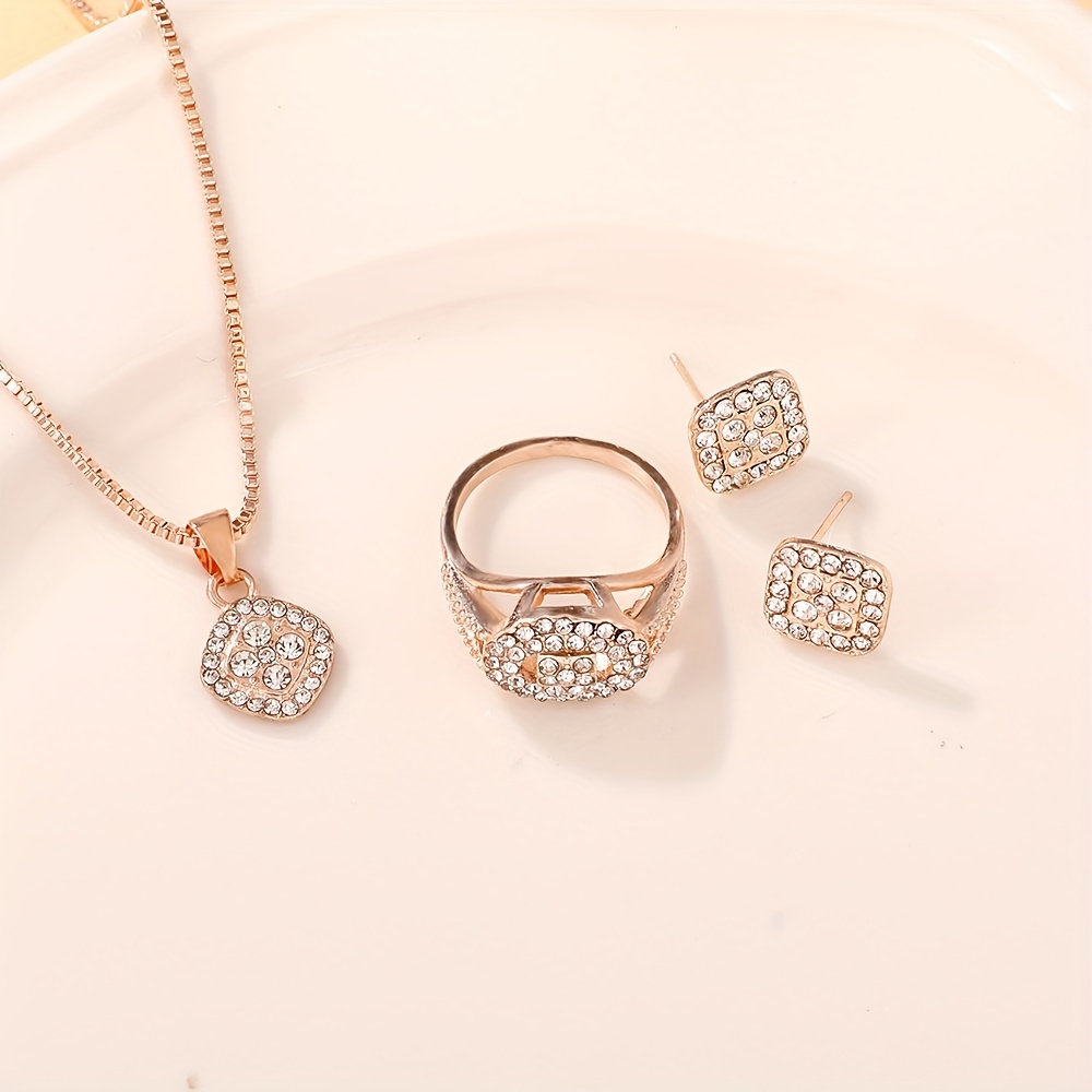 Set de 4 Piezas de Joyería: Collar, Pendientes y Anillo con Artesanía de Aleación