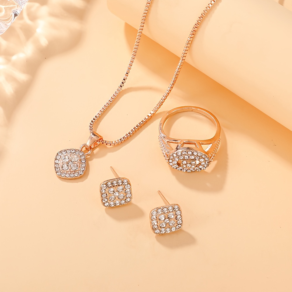 Set de 4 Piezas de Joyería: Collar, Pendientes y Anillo con Artesanía de Aleación