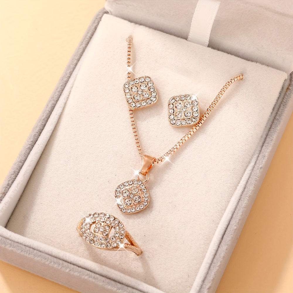 Set de 4 Piezas de Joyería: Collar, Pendientes y Anillo con Artesanía de Aleación