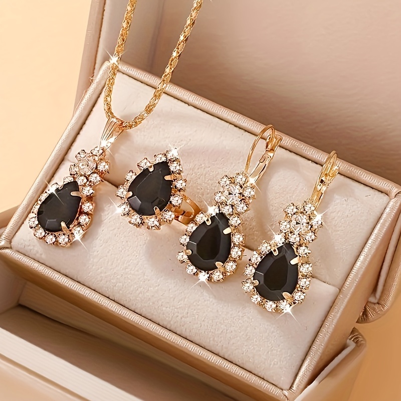 Set de 4 Piezas con Diamantes de Imitación: Collar, Pendientes y Anillo