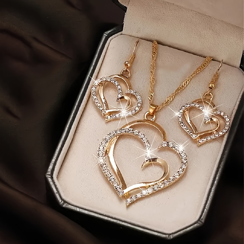 Conjunto de Joyería Estilo Coquette: Collar y Pendientes con Diseño de Corazón Brillante